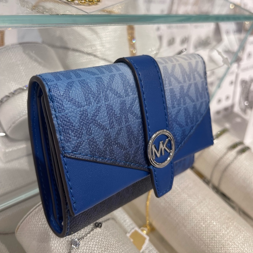 MICHAEL KORS Greenwich Med Ombré Signature Logo Tri-Fold Wallet
Galaxy Blue
NWT - Picture 8 of 16